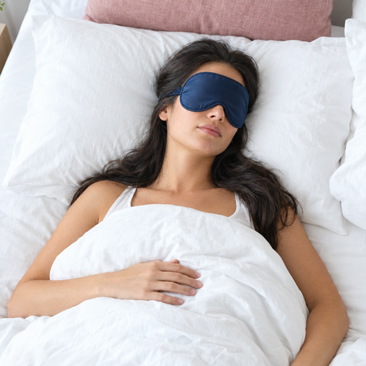 Vrouw slaapt ontspannen op een goed kussen tegen nekpijn